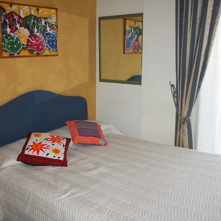 Casamiranapoli לינה וארוחת בוקר 4*